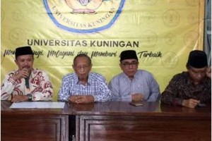 Rektor Dr. Dikdik Harjadi, SE., M.Si., pada saat konferensi pers di Gedung Rektorat Universitas Kuningan